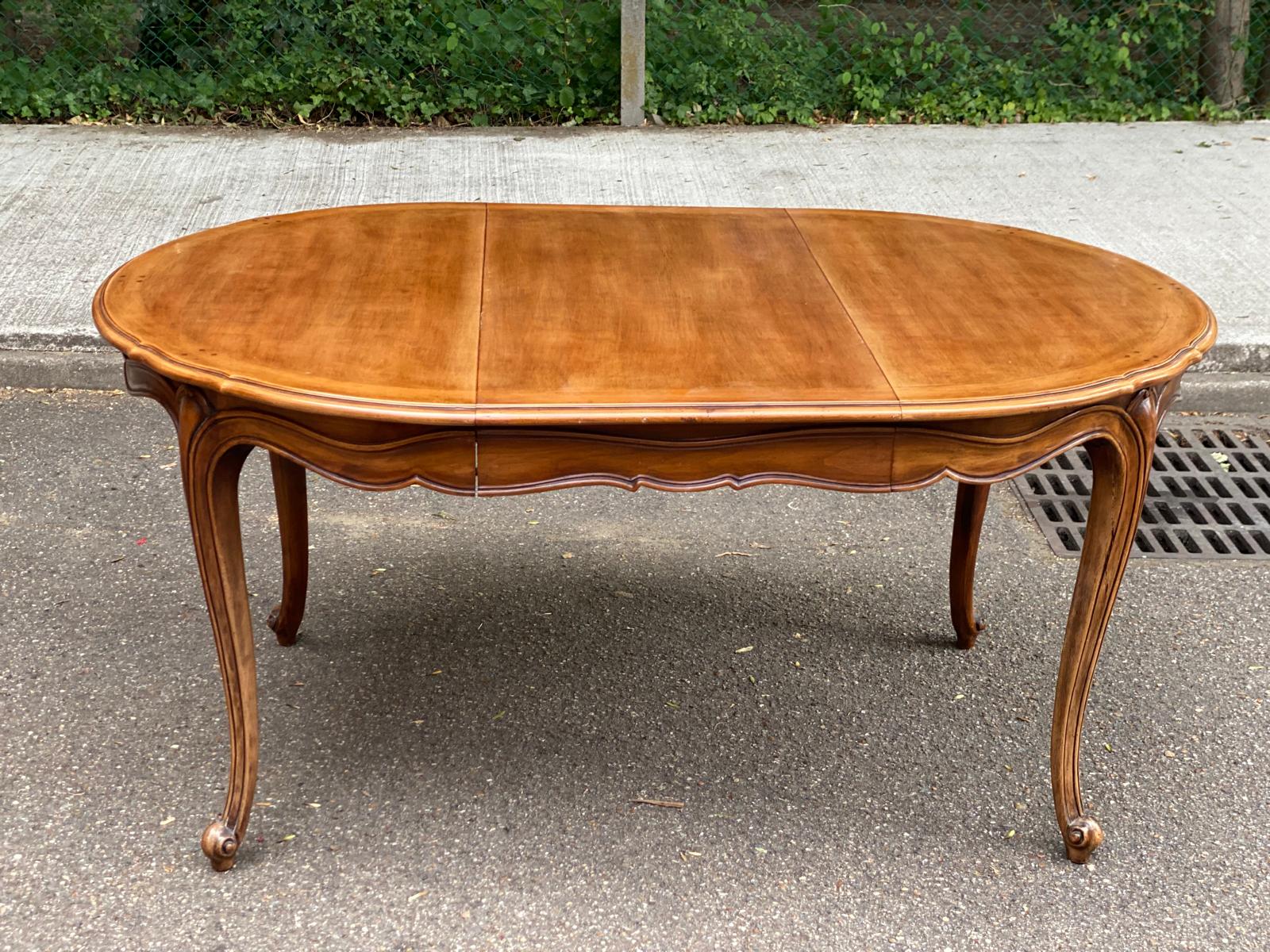 Round extendable dining table Louis XV in solid wood from the 1960s.