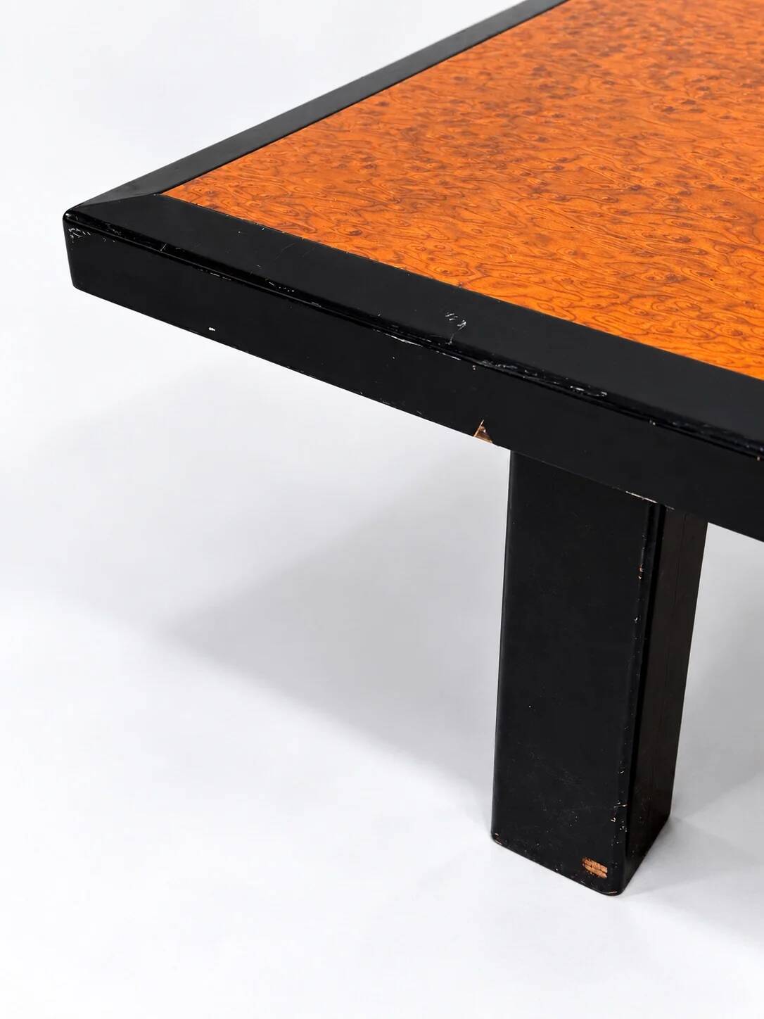 Vintage coffee table in wood burl and black lacquer, geometric inlay.