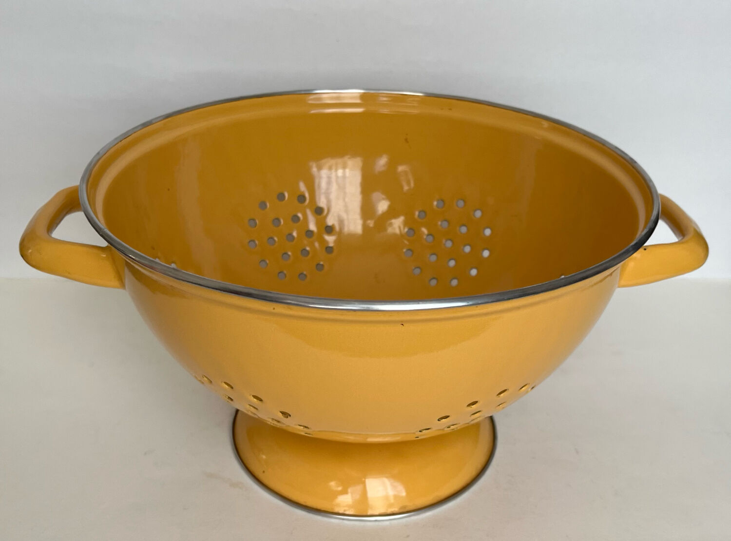 Enamelled sheet metal strainer