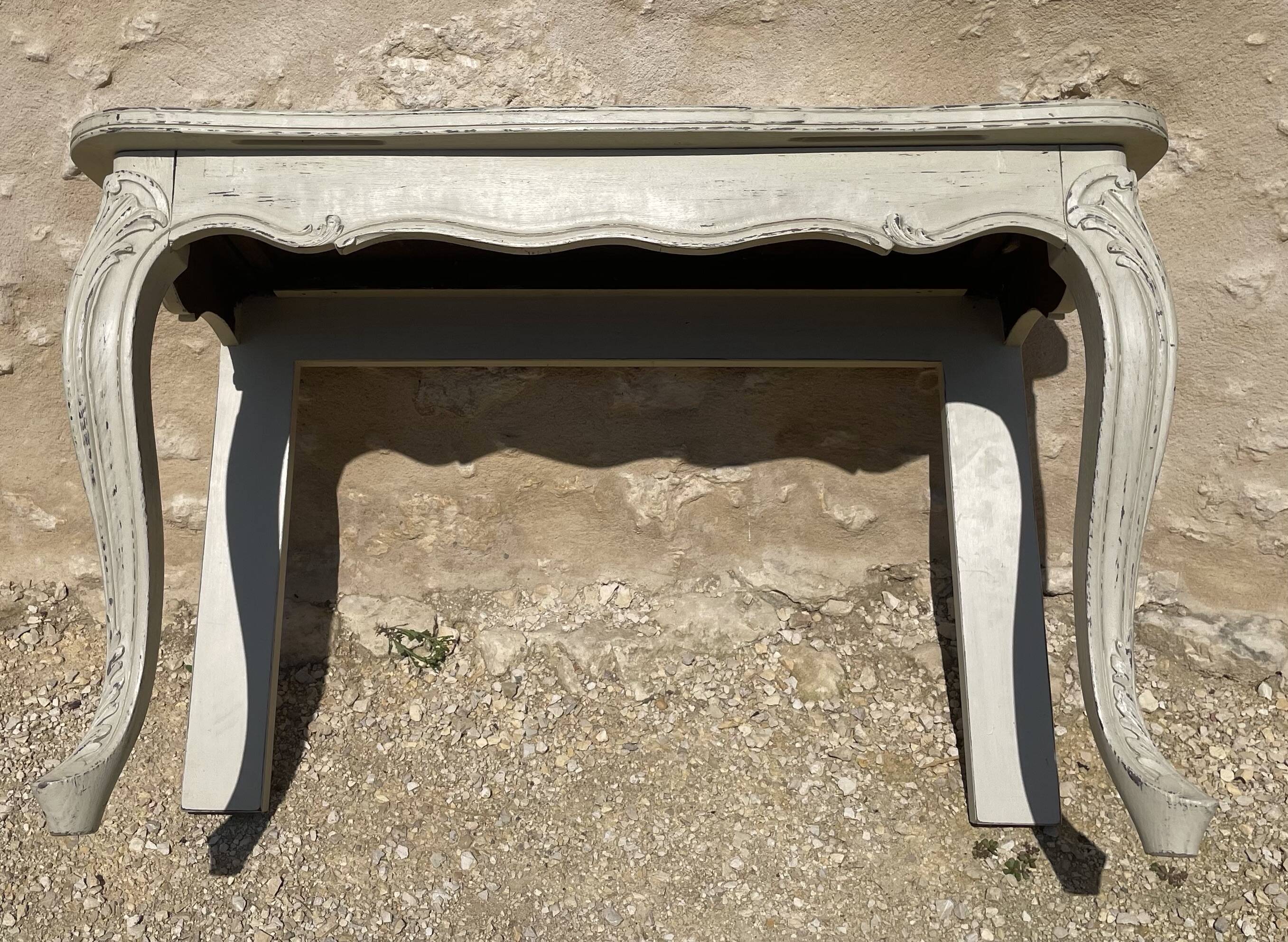 Console de style Louis XV patinée beige et cirée