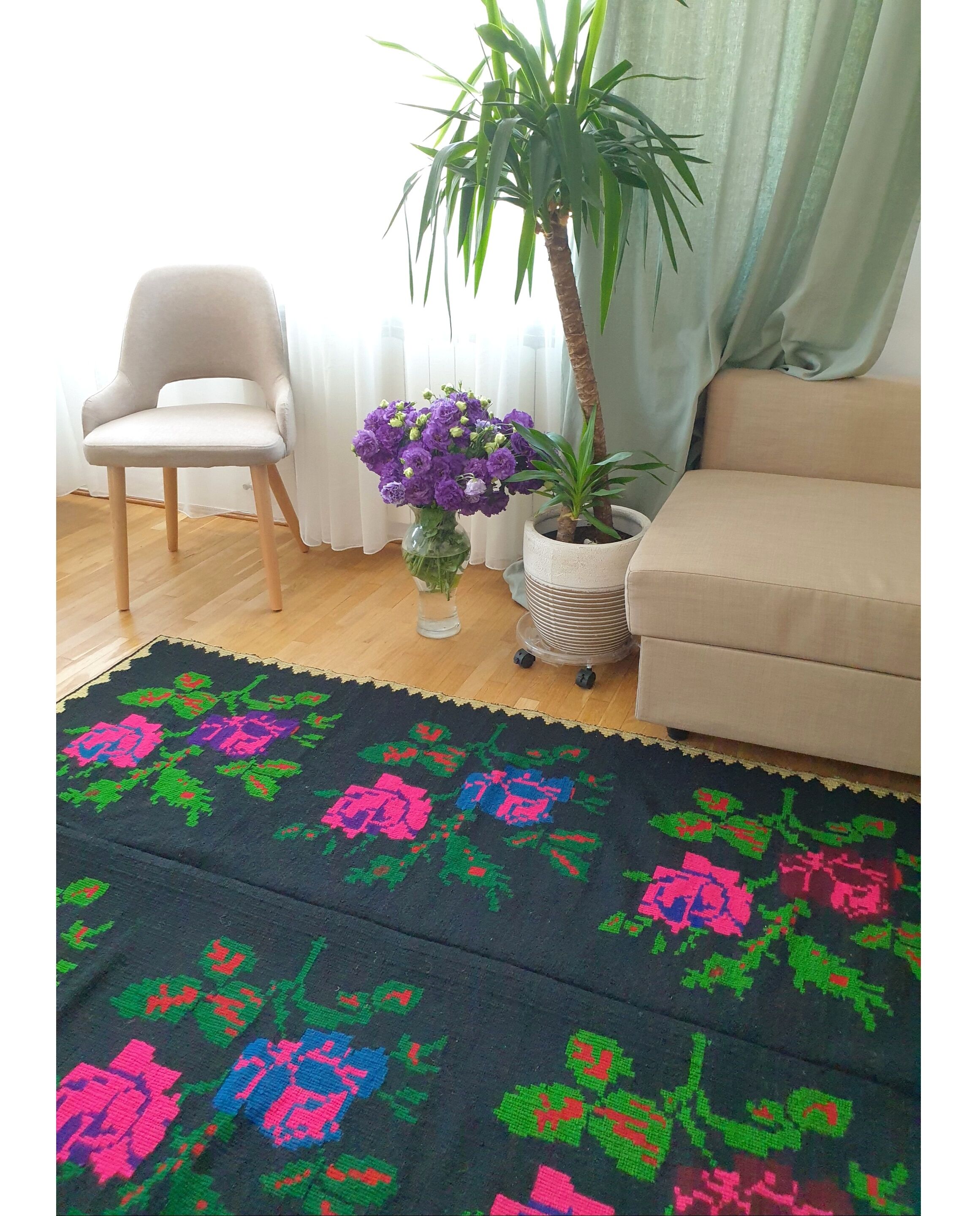 Tapis roumain tissé à la main, fond noir avec de grandes roses