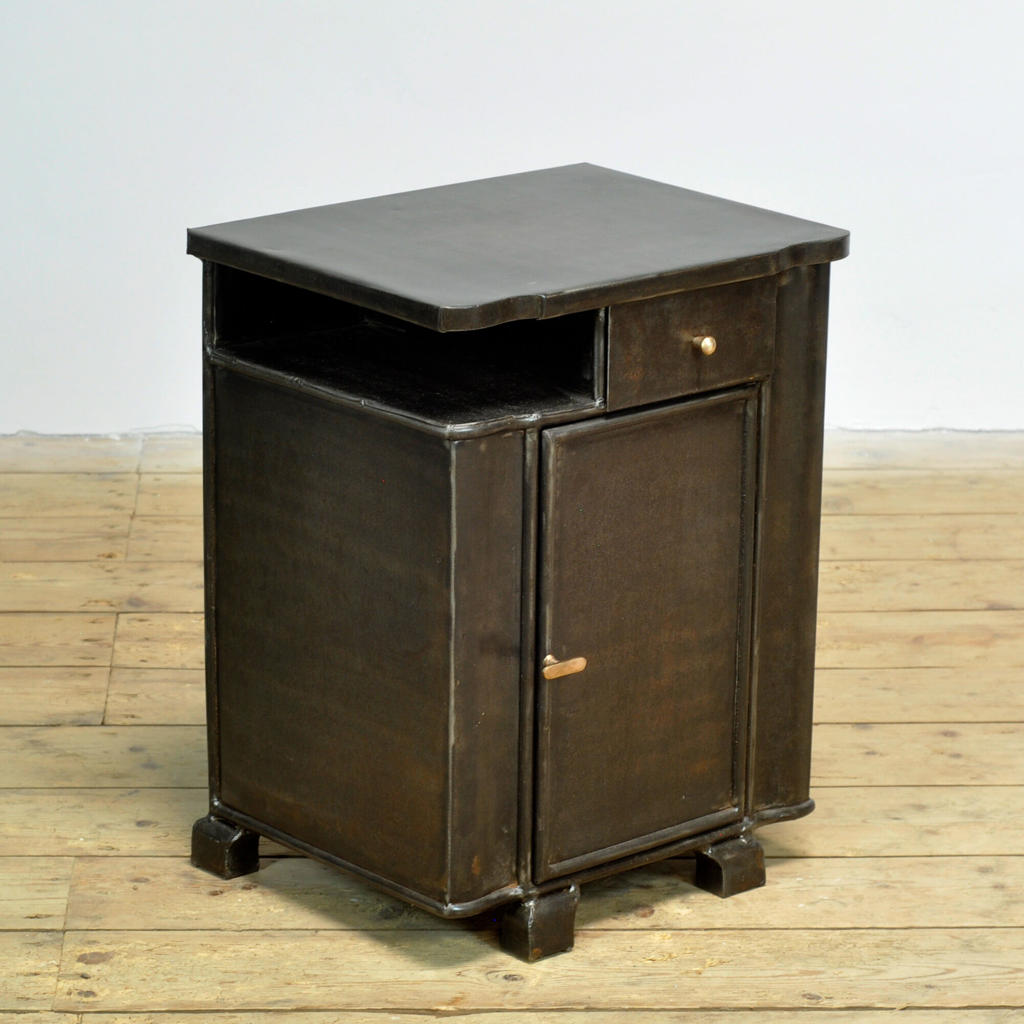 Table de chevet en fer, vers 1930