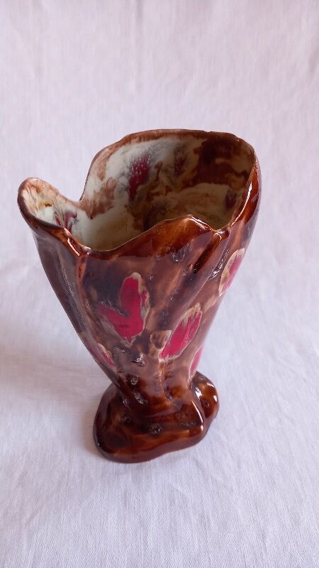 Ceramic vase, brown background, decorated with stylized tulips