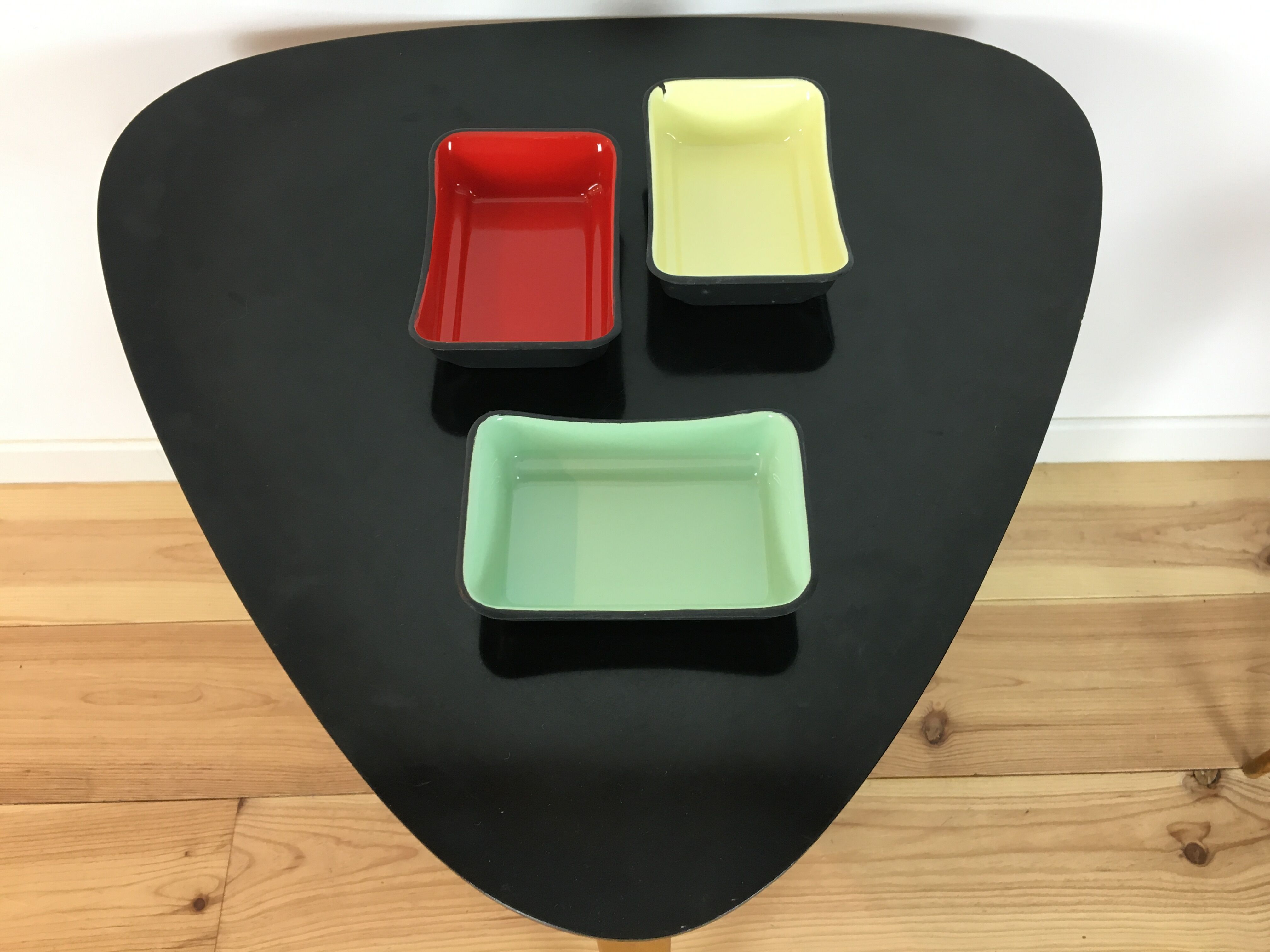 Aperitif service in coloured enamelled sheet metal, cups, ramekins