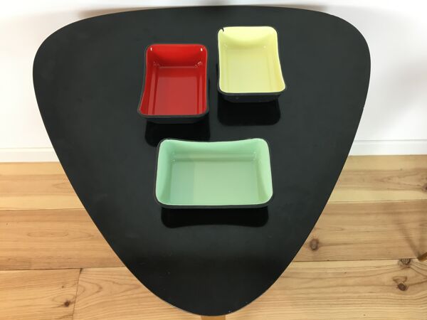 Service à apéritif en tôle émaillée colorée, coupelles, ramequins
