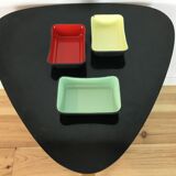Service à apéritif en tôle émaillée colorée, coupelles, ramequins