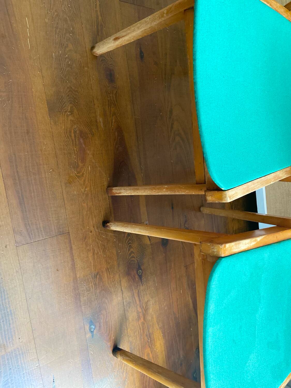 Lot de deux fauteuils Bridge Skaï pieds compas. Fauteuils scandinave vintage.