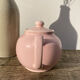 Théière anglaise en céramique rose vintage