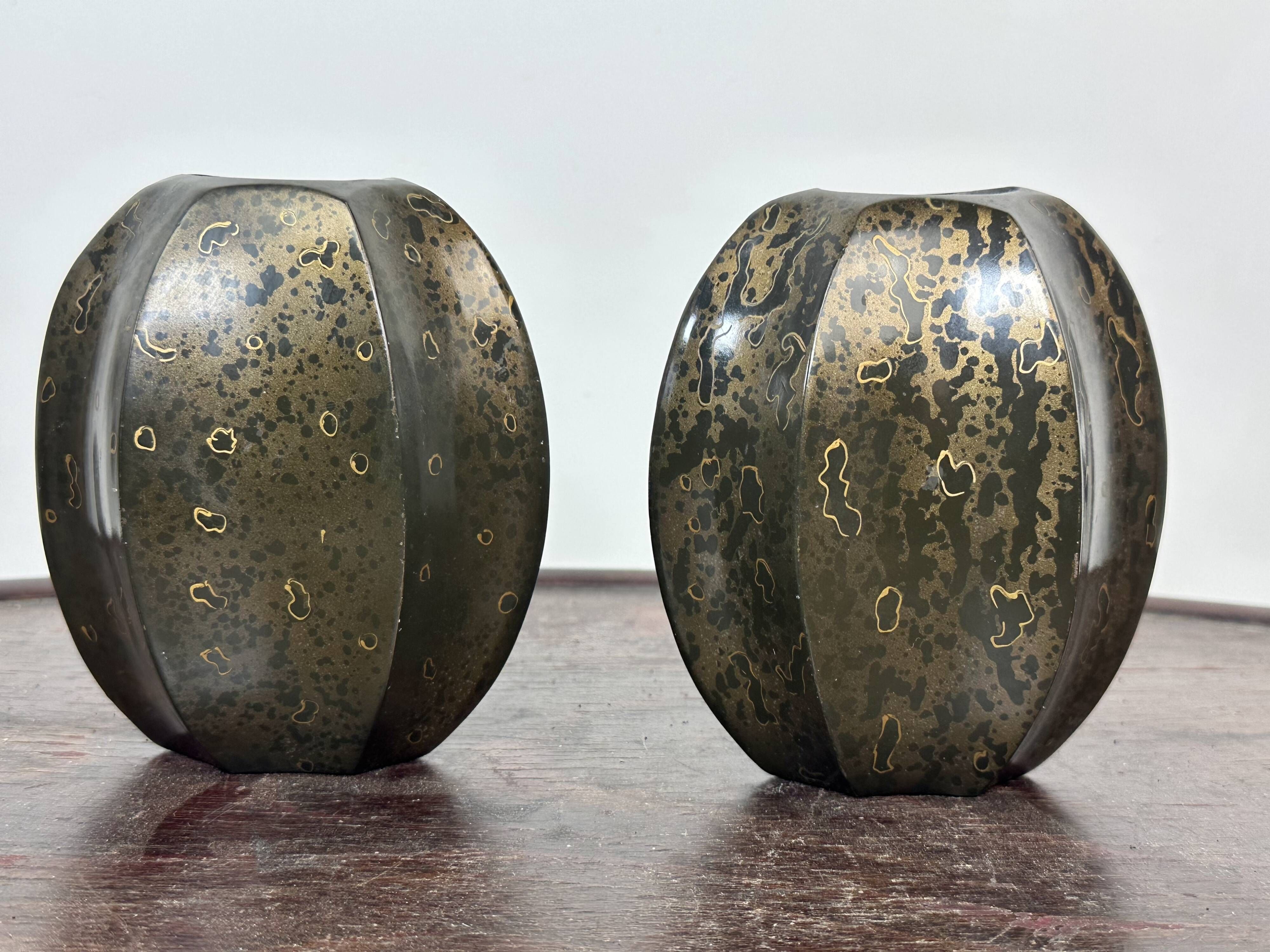 Paire de petits vases méplats époque Art Déco en dinanderie
