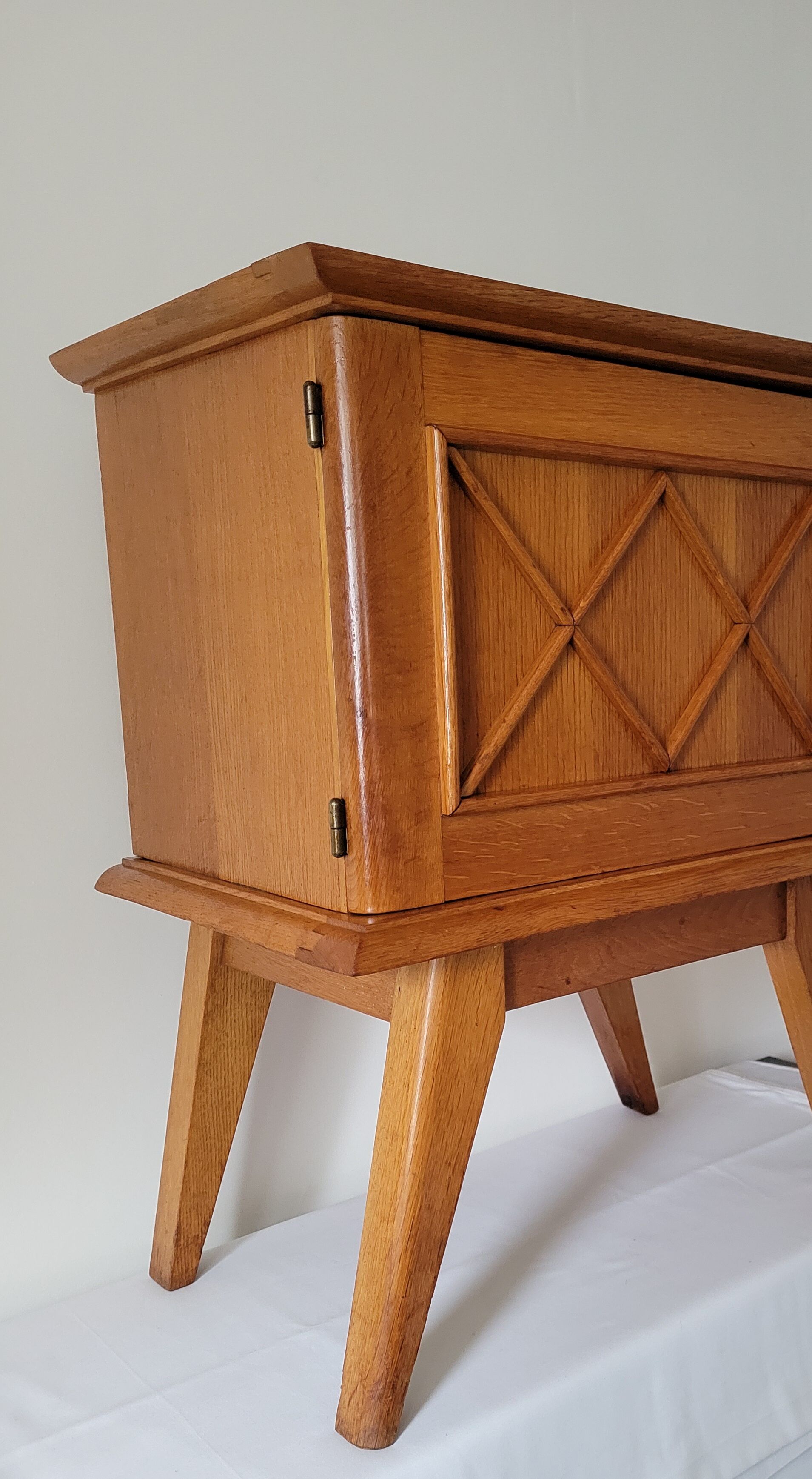 Bedside table compass legs