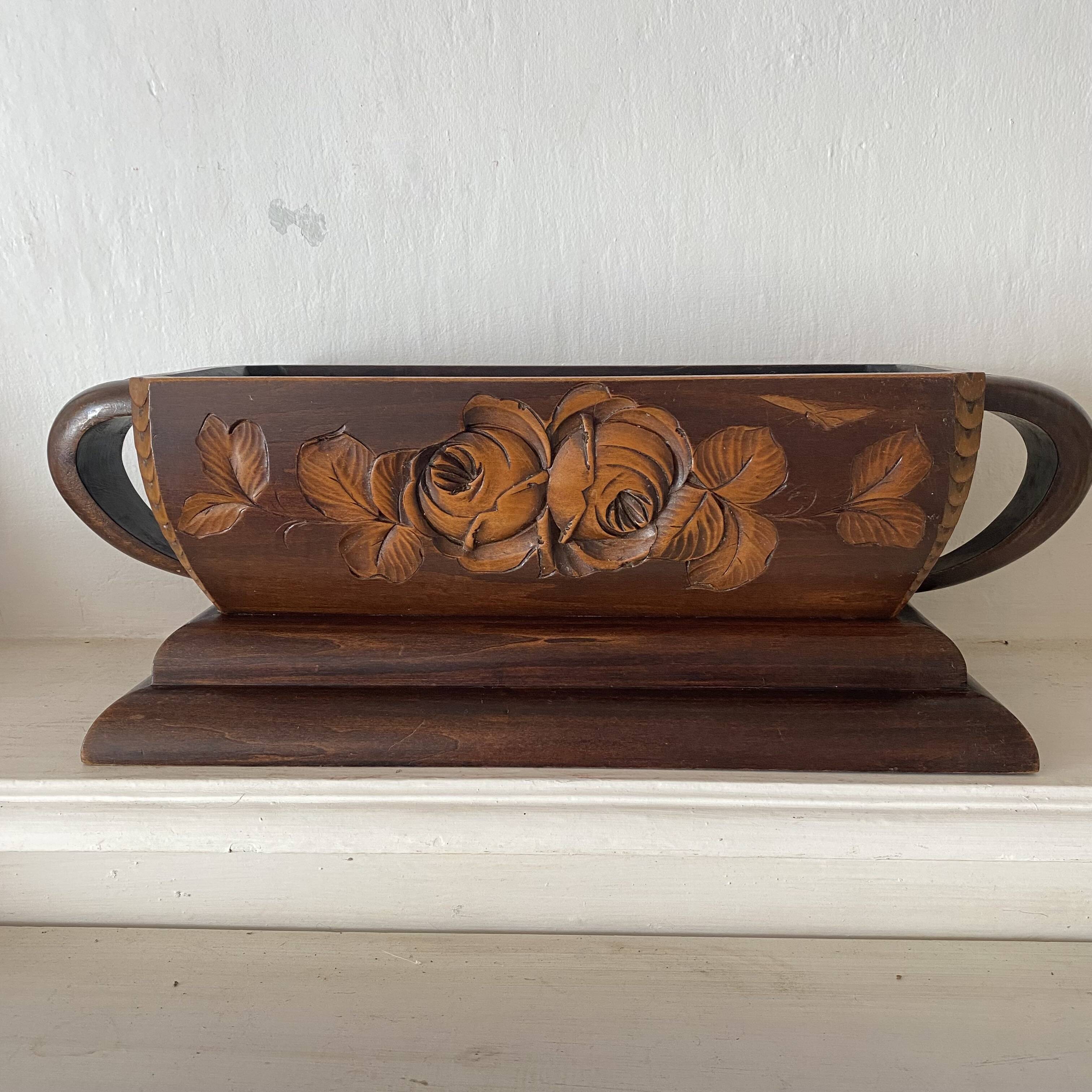 Art Deco jardinière in carved wood, decorated with roses.