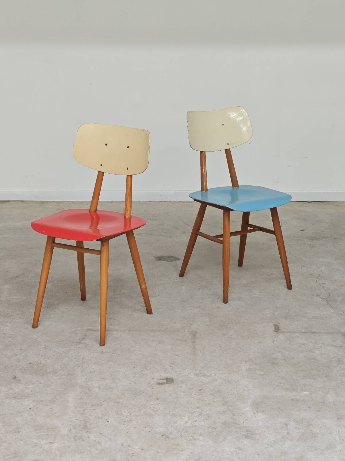 Paire de chaises bois TON Bystrice Thonet rouge et bleu
