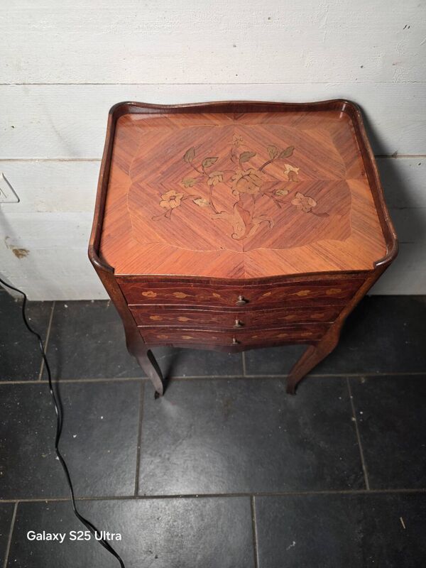 Table de chevet style Louis XV en marqueterie  3 tiroirs