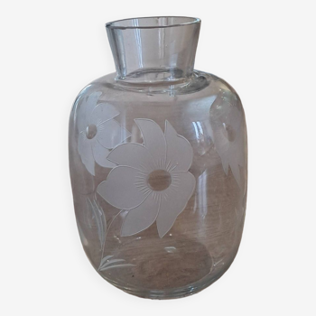 Vase ancien en verre gravé