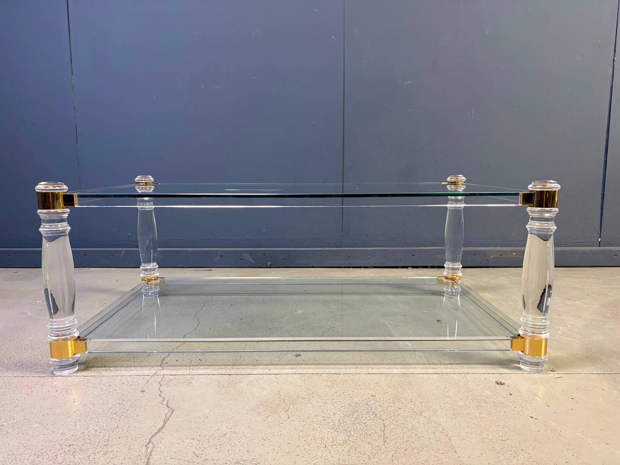 Table basse vintage en lucite et laiton, années 1970