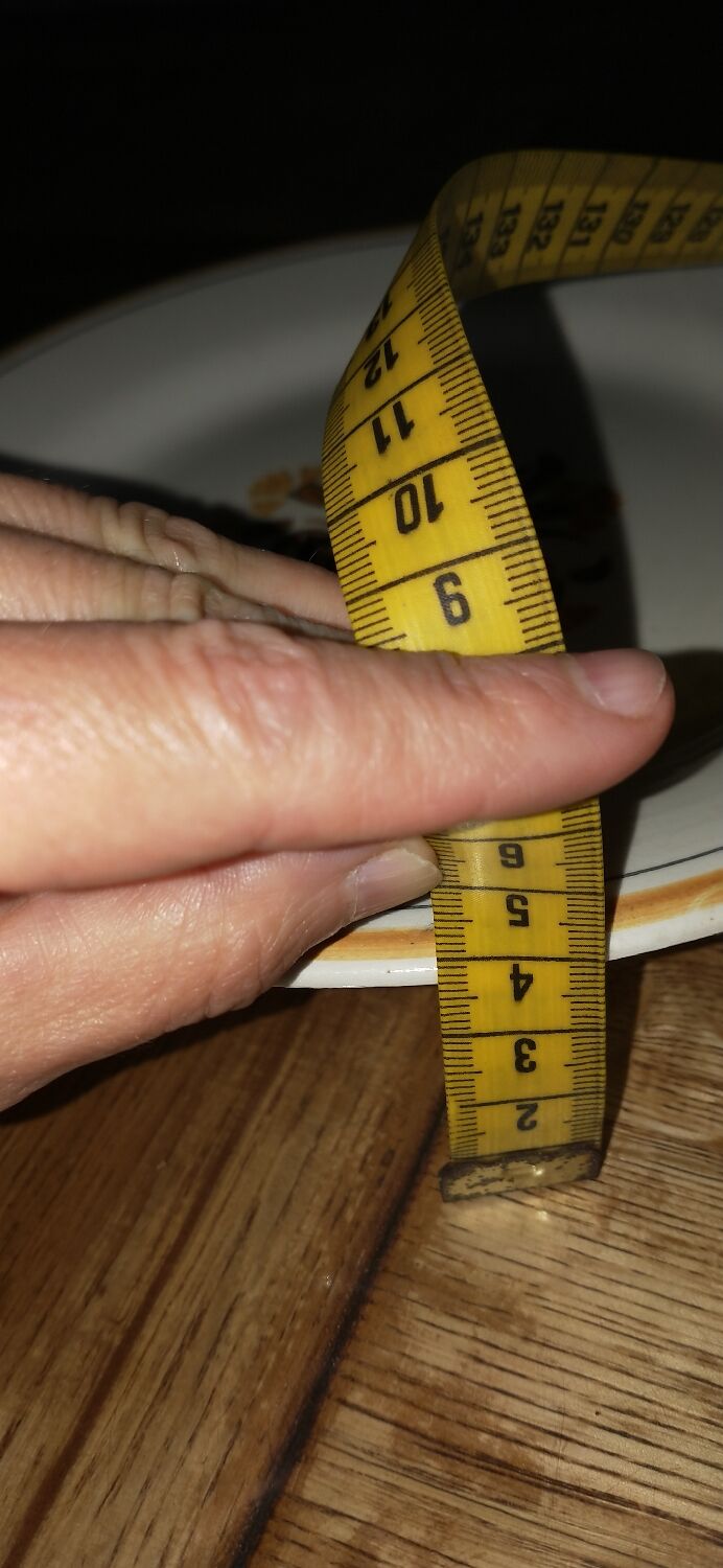 Set of two small presentation dishes on feet Oeillet Creil et Montereau