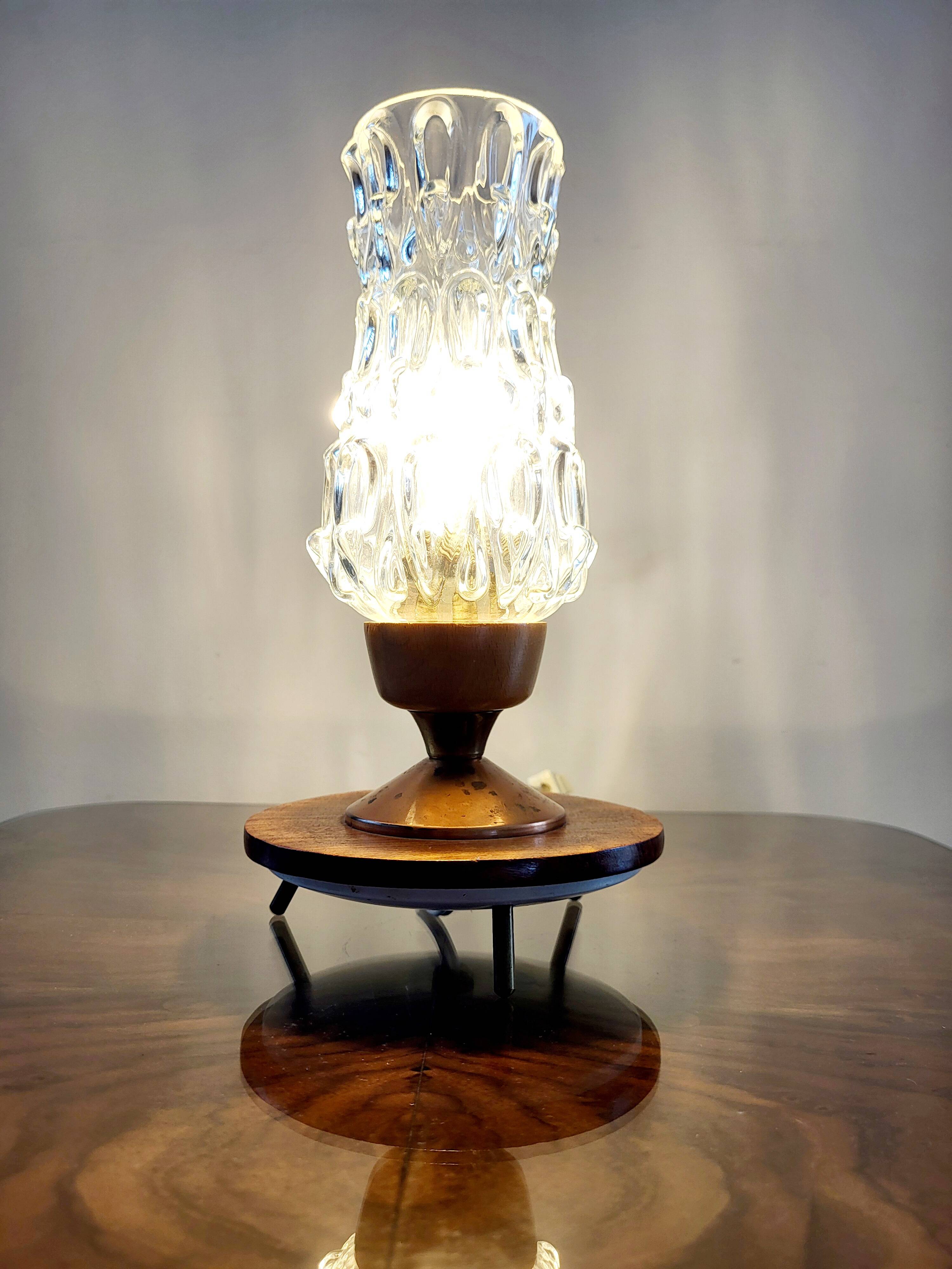 Tripod vintage tafellamp uit de jaren 60 met glazen lampenkap