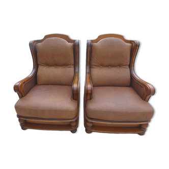 Paire de fauteuils en cuir vieilli avec assise et dossier ferme avec armature en bois de merisier