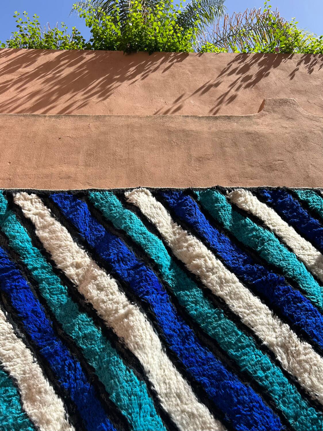 Tapis marocain en laine bleue