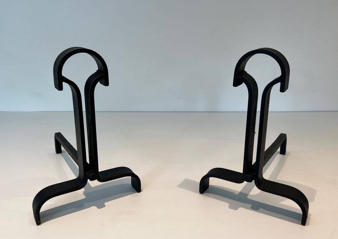 Paire de Chenets Modernistes en Fer Forgé à Finials en Goutte et Bases Évas