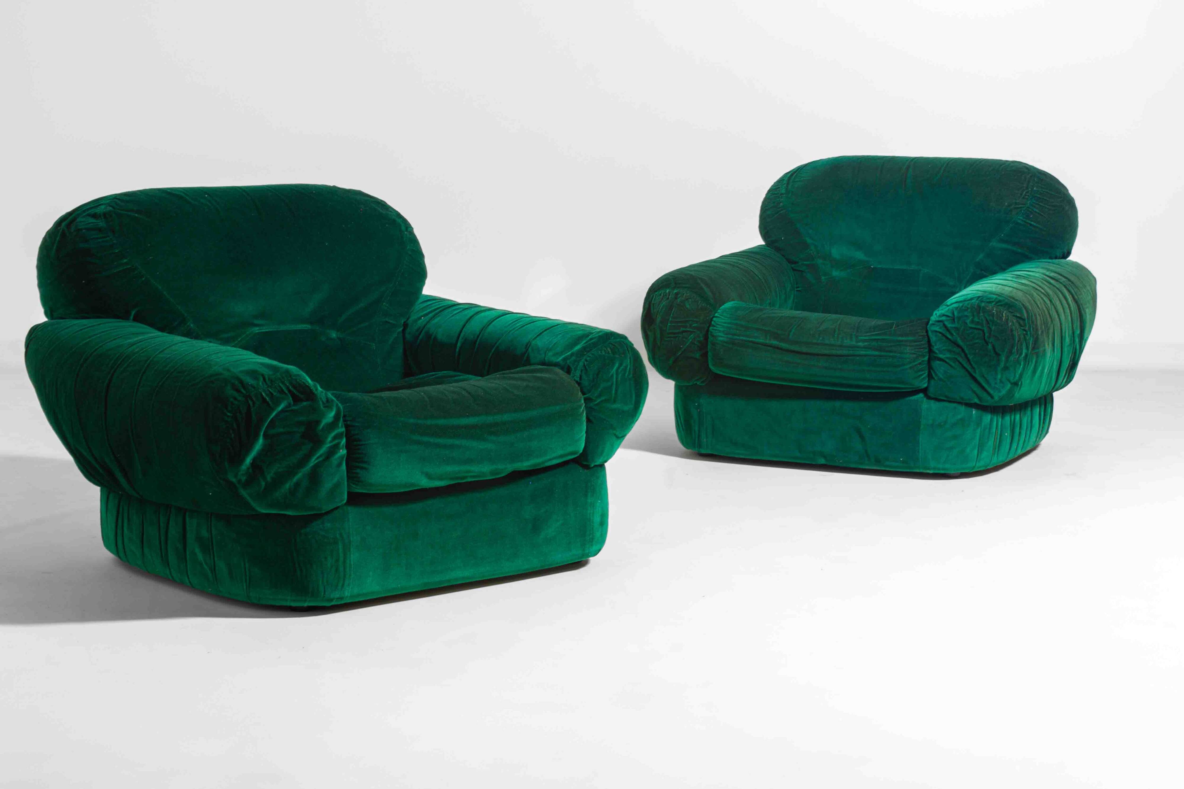 Paire de fauteuils de salon en velours vert, Italie, années 1970