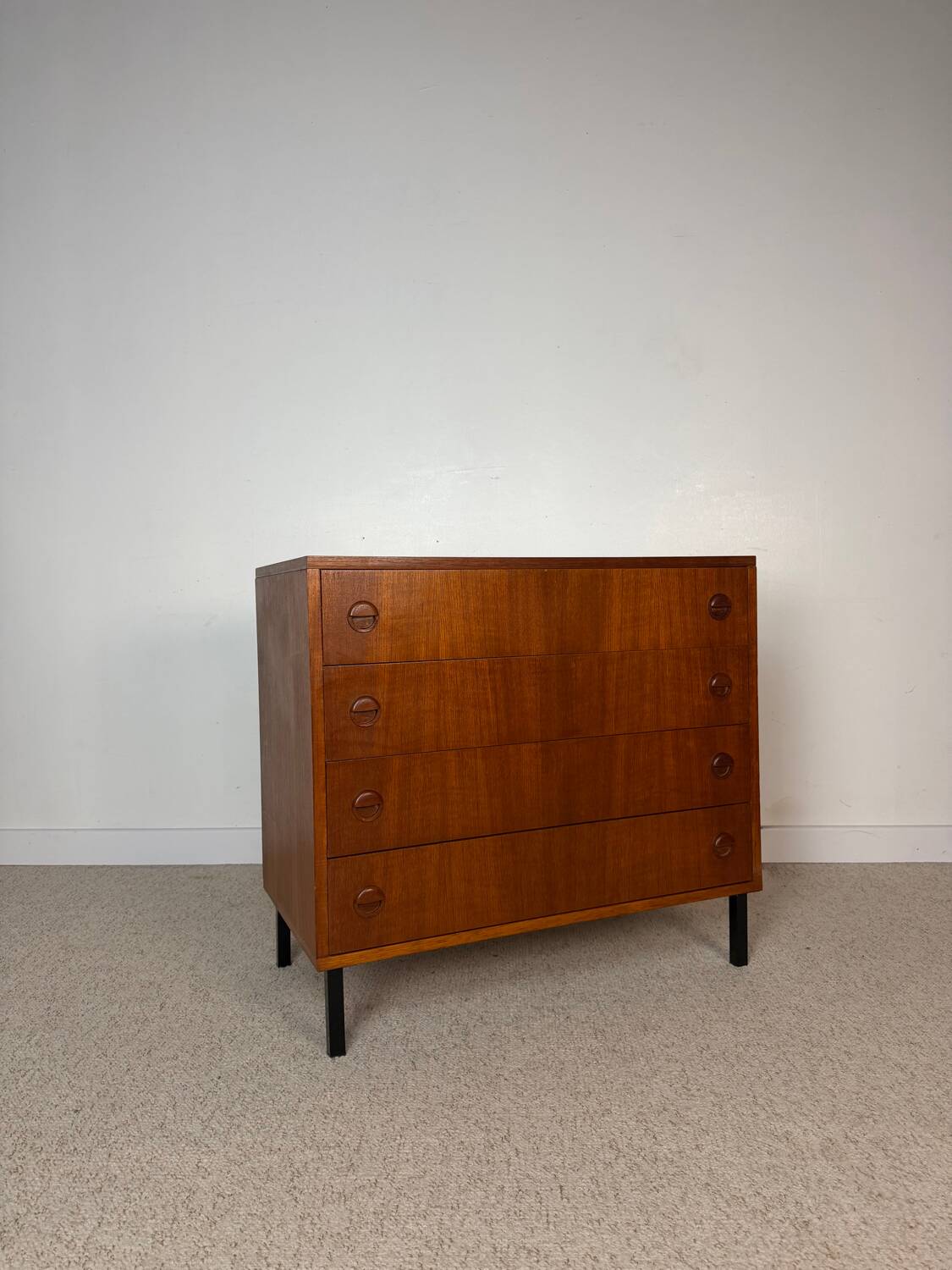 Vintage chest of drawers on legs – 4 drawers – wooden handles