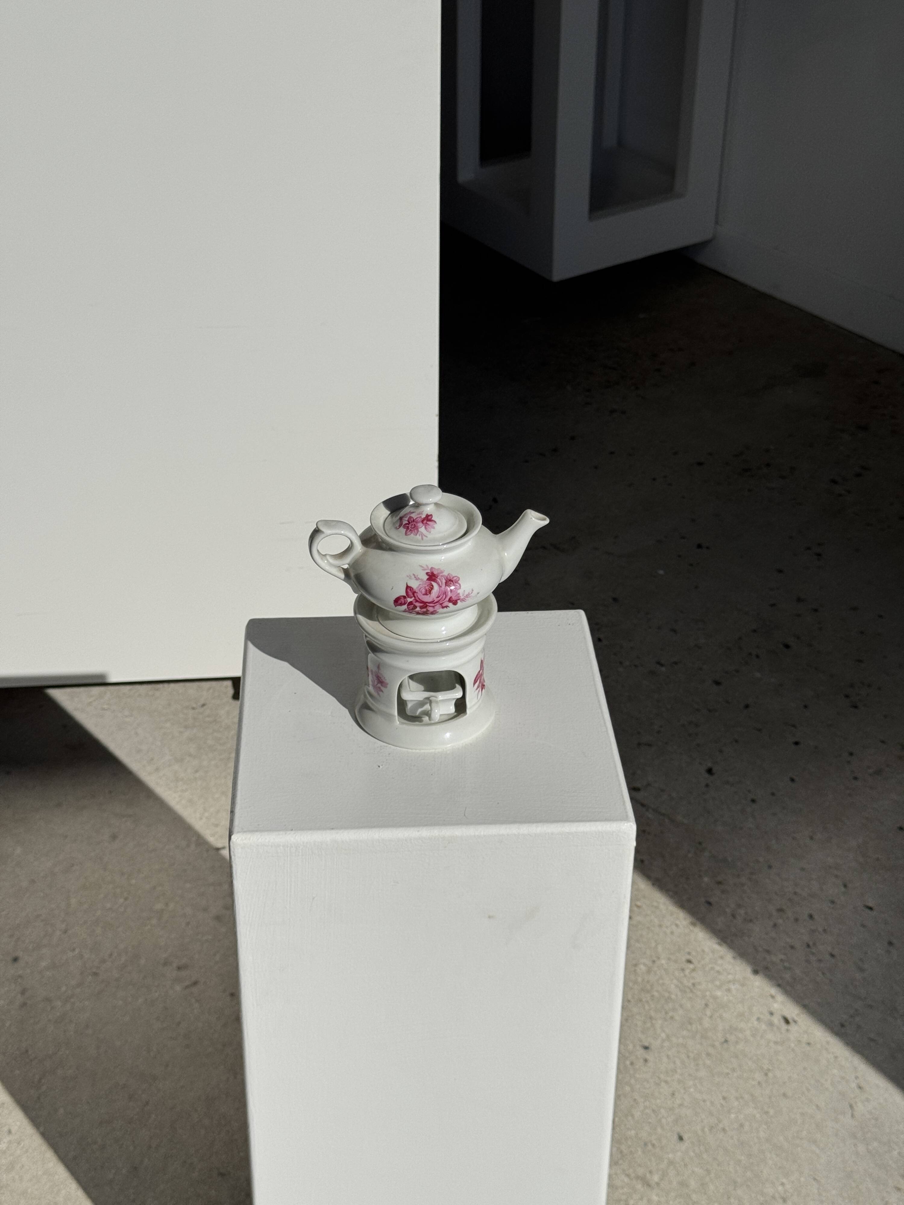 Complete porcelain teapot and warmer with pink floral decoration H18
