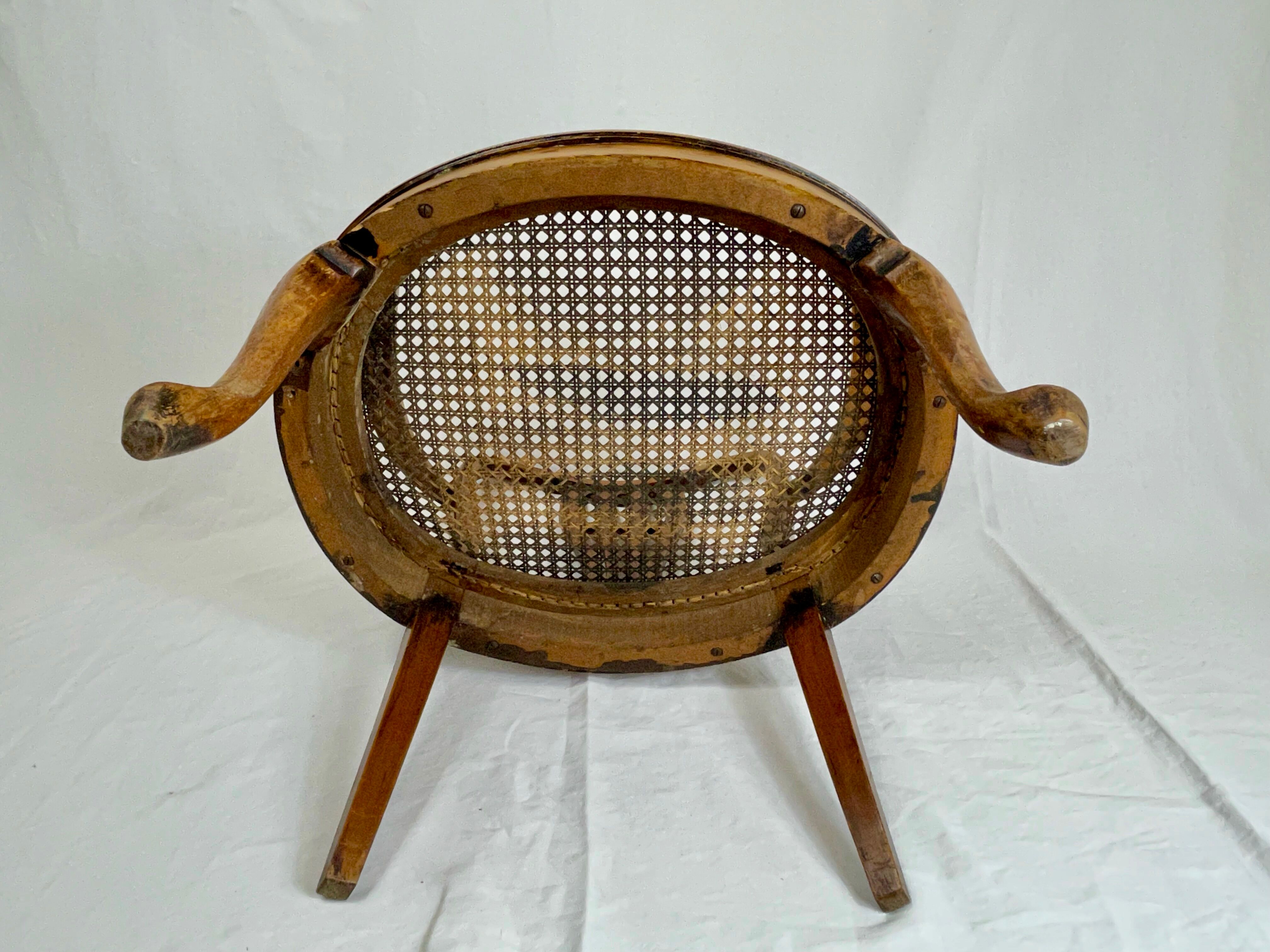 Fauteuil bas anglais en bois ajouré à assise cannée, 19e siècle