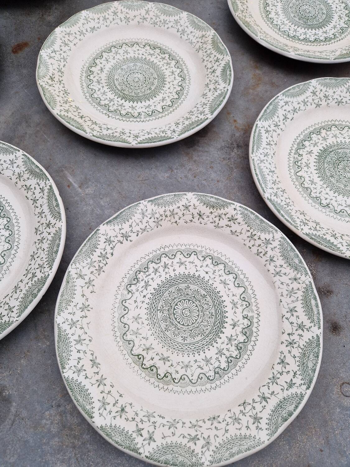 Lot of 8 flat plates in antique English earthenware, fine ware, with patterns.
