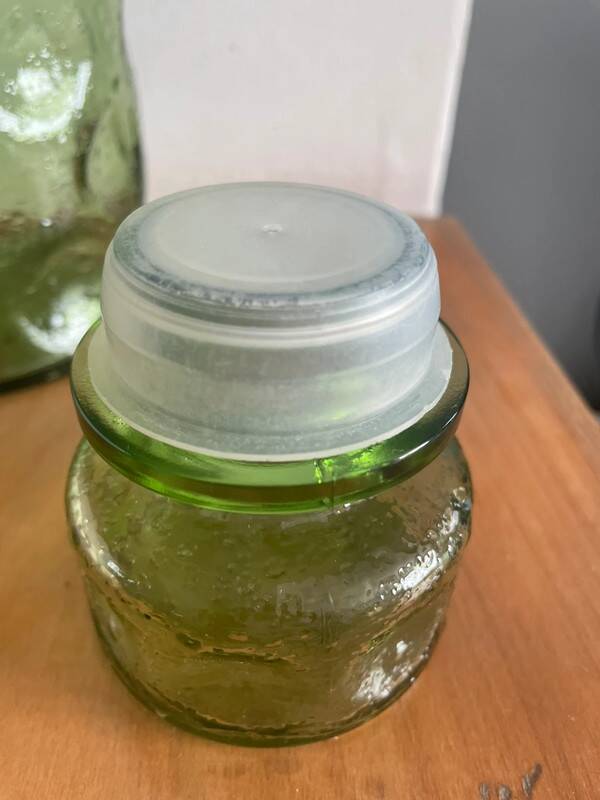Carafe verte en verre bullé vintage