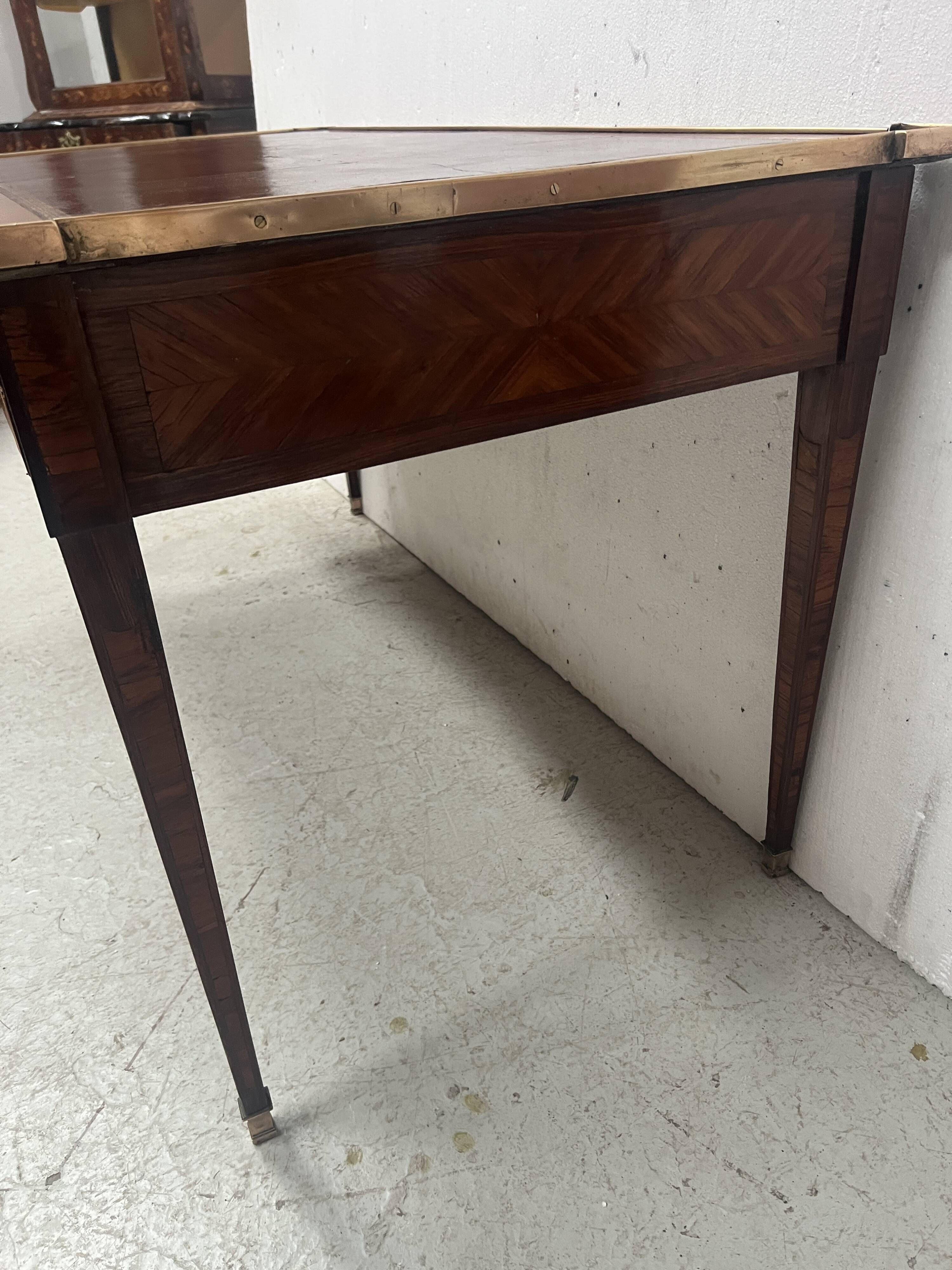 Louis XVI flat desk in mahogany veneer and rosewood, 18th century.