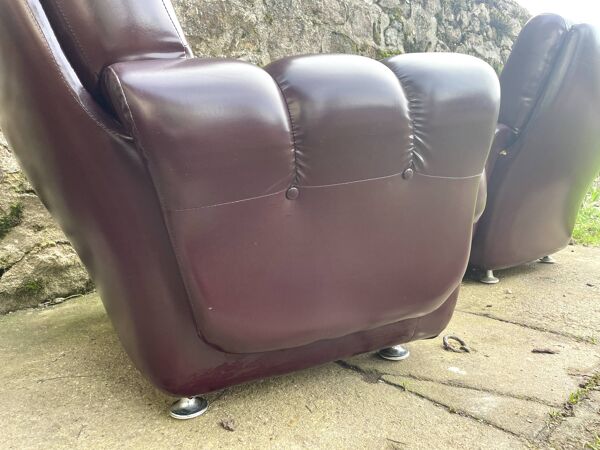 Paire de fauteuils capitonnés en skaï aubergine