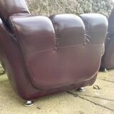 Paire de fauteuils capitonnés en skaï aubergine