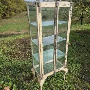 Ancienne vitrine de chirurgien