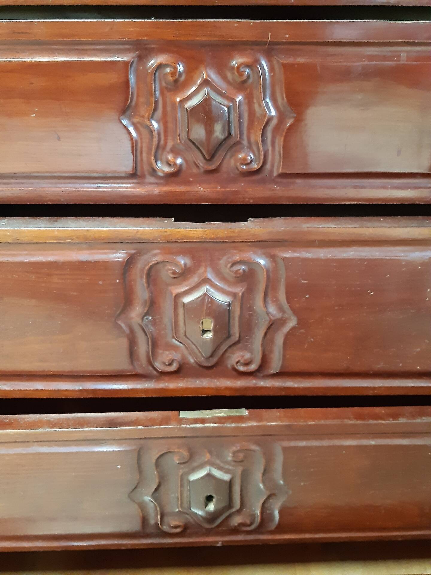 Chest of drawers with 5 drawers.