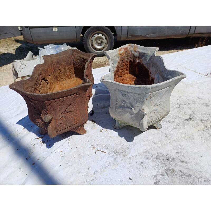 Pair of 1900 cast iron planters from Charleville-Mézières in rococo style