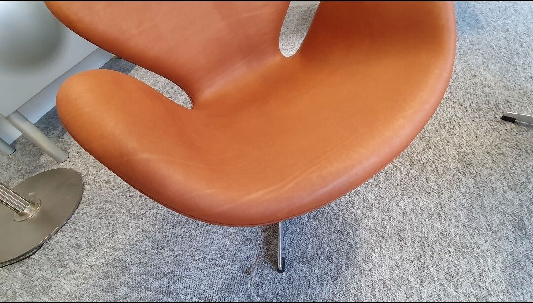 Pair of Swan armchairs by Arne Jacobsen for Fritz Hansen