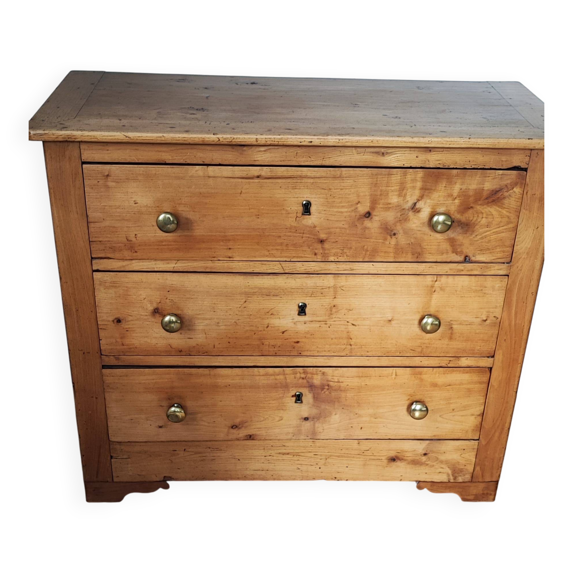 Rustic English pine chest of drawers with porcelain knobs.