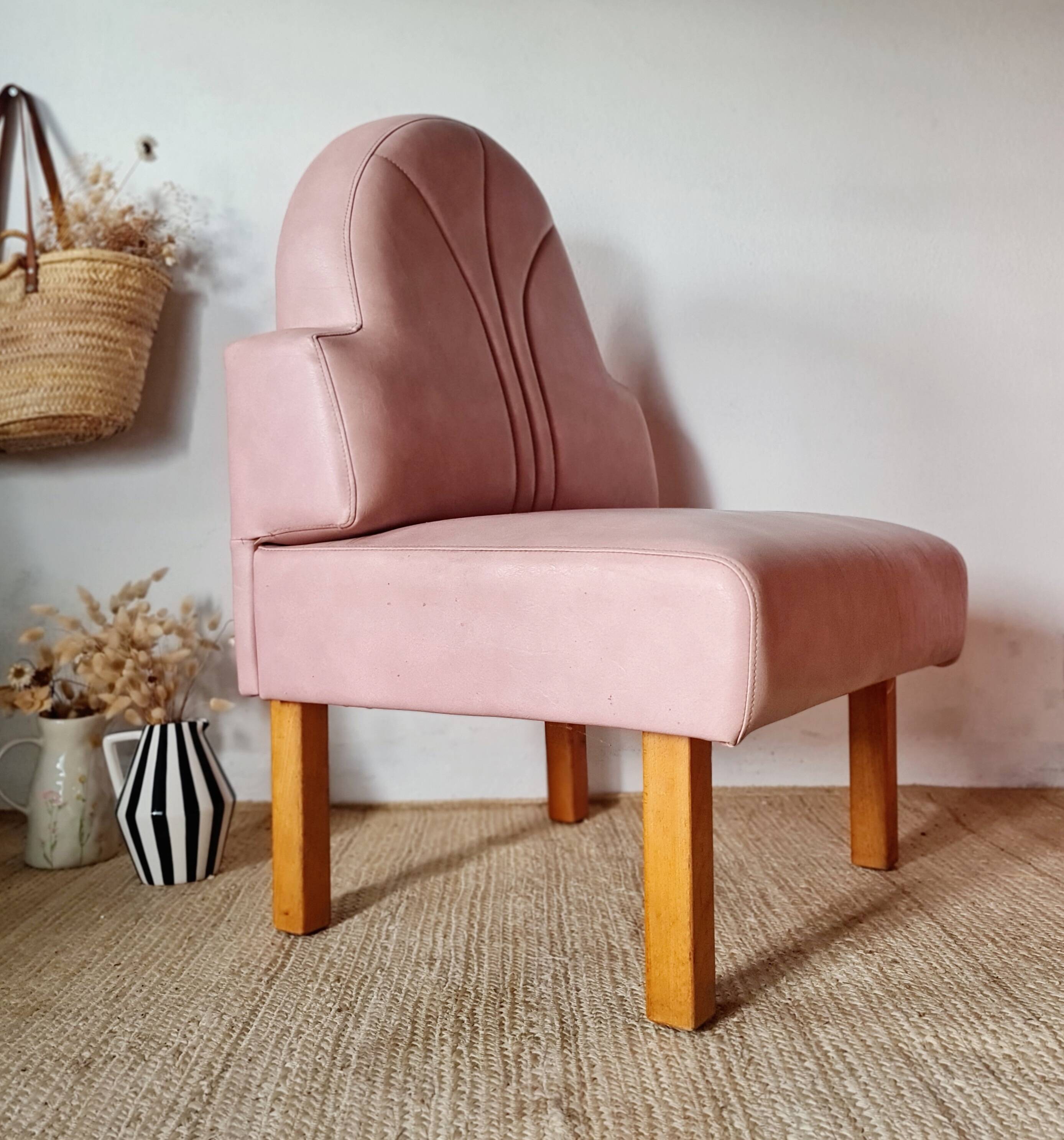 Single bar stool in pink stitched faux leather.