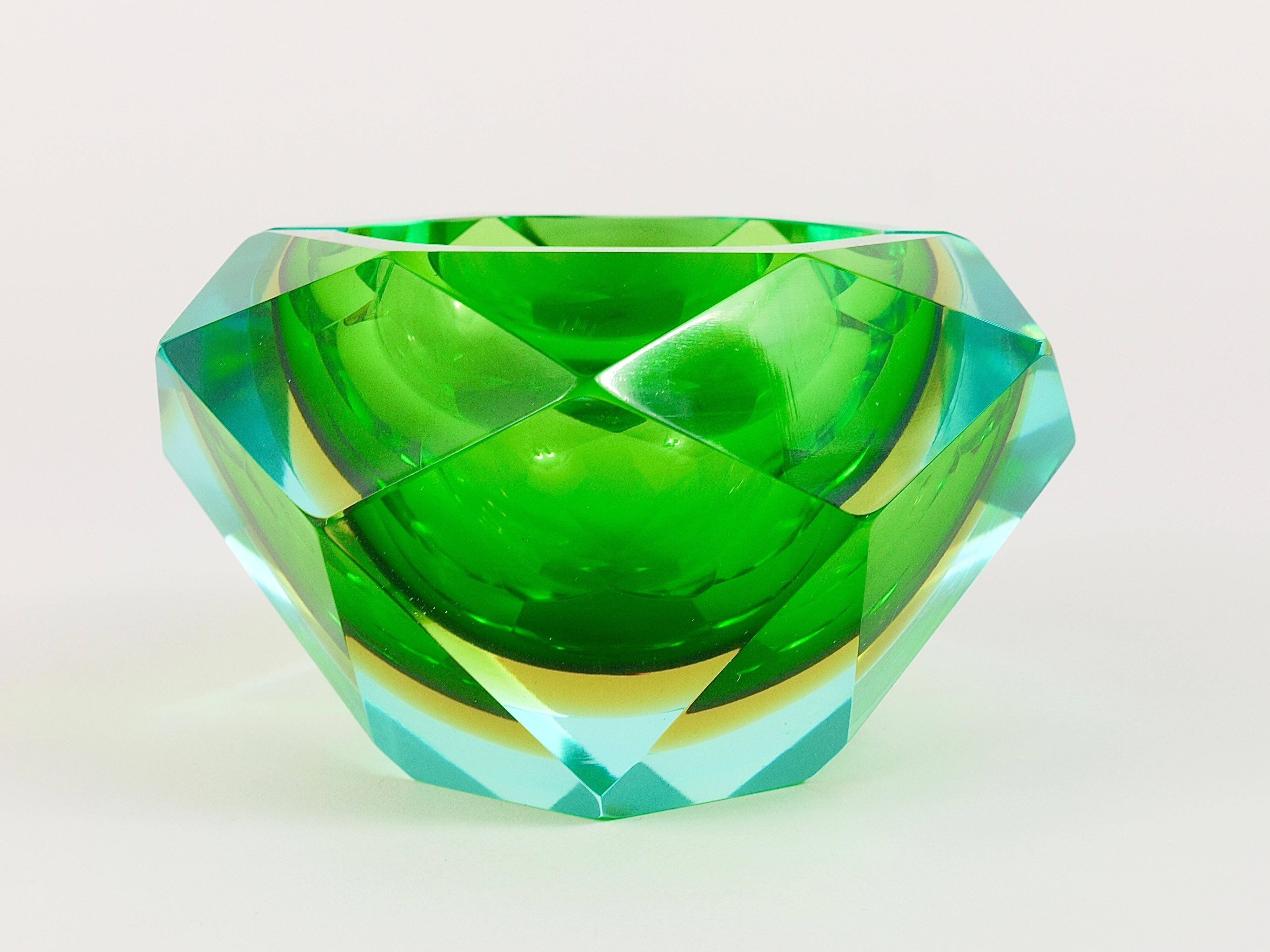 Faceted diamond ashtray in colour from the 1960s by Flavio Poli for Seguso, Murano, Italy.