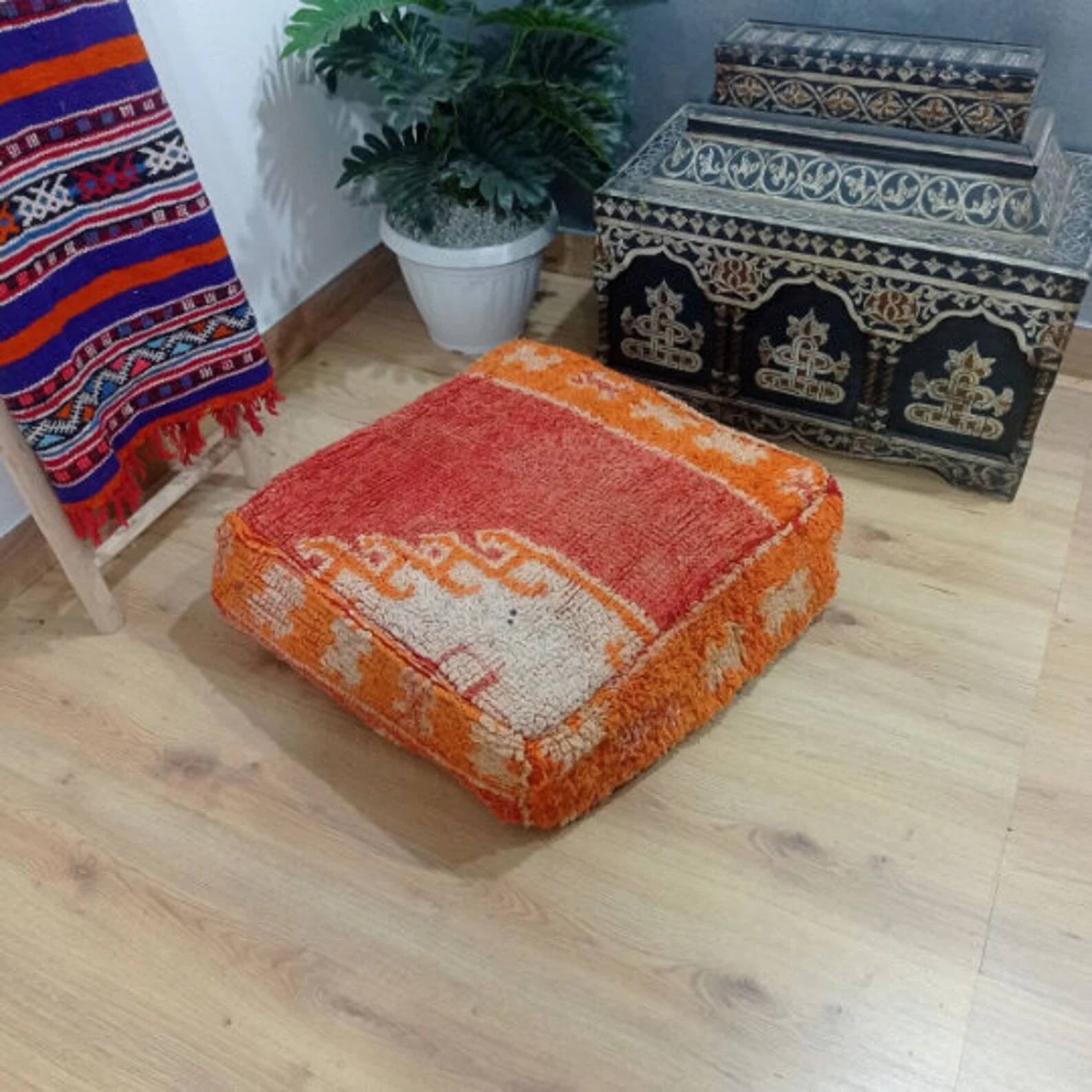 Handmade Berber pouf in wool 60 X 60 X 20 CM