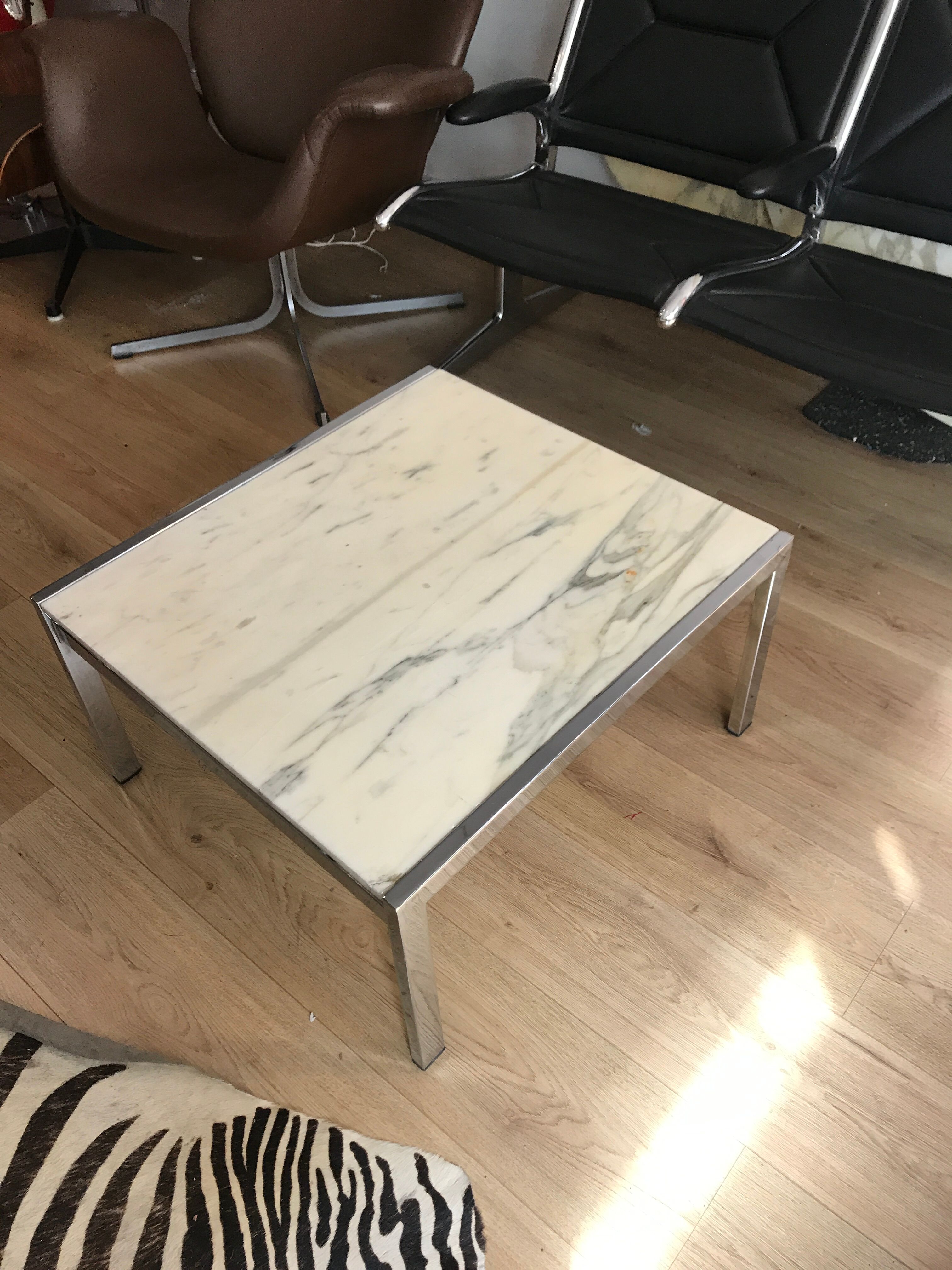 Table basse en marbre de Calacatta et structure  chromée circa 1975