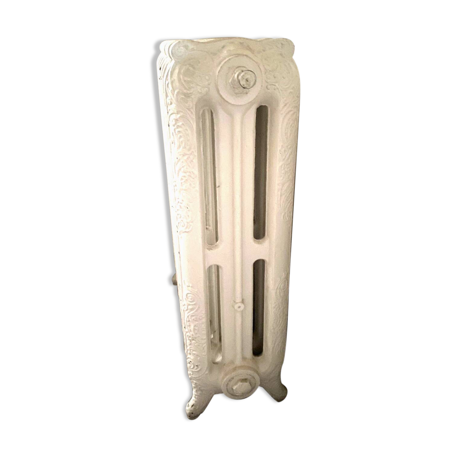 Radiateur ancien sur pieds à huit lames fleuries en fonte de fer XX siècle