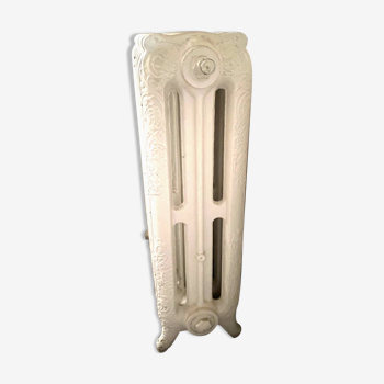 Old radiator on legs with eight flowered blades in cast iron 20th century