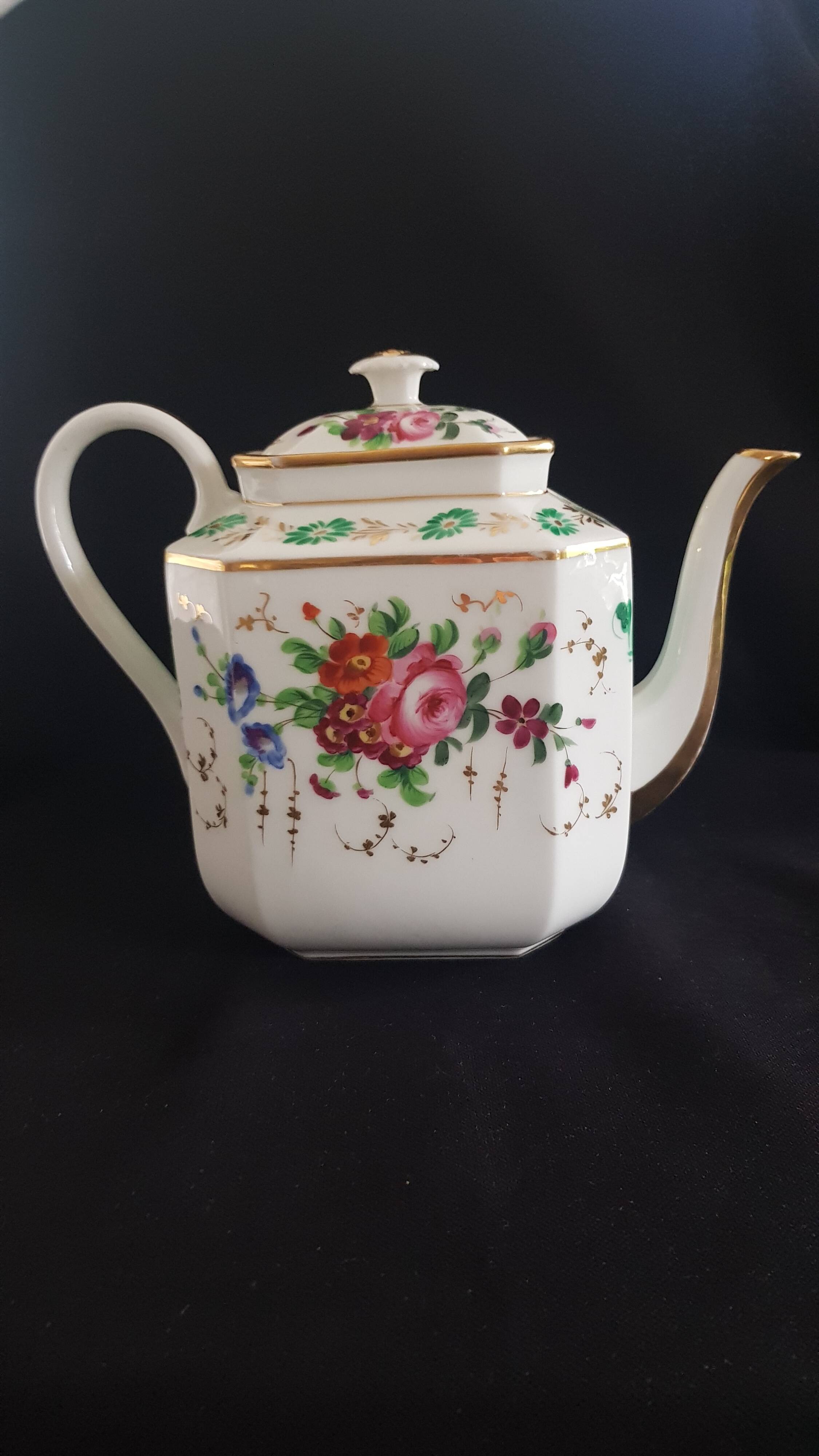 Large octagonal teapot porcelain from Paris "Old Paris", mid-19th century.