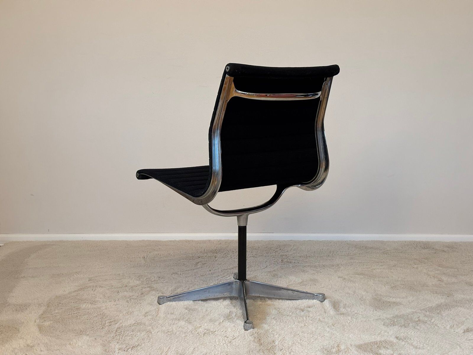 Model EA 105 aluminium swivel chair by Eames for Herman Miller, 1970s