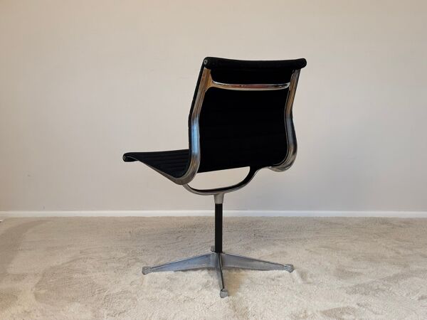 Chaise pivotante en aluminium modèle EA 105 par Eames pour Herman Miller, années 1970.