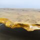 Table basse en frêne burr italien des années 50 'flottante' sur blocs de Lucite
