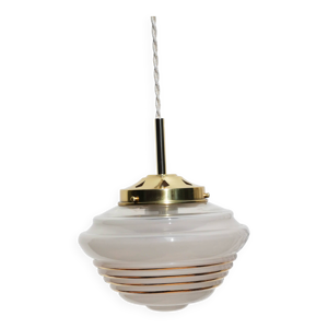 Suspension en verre moulé