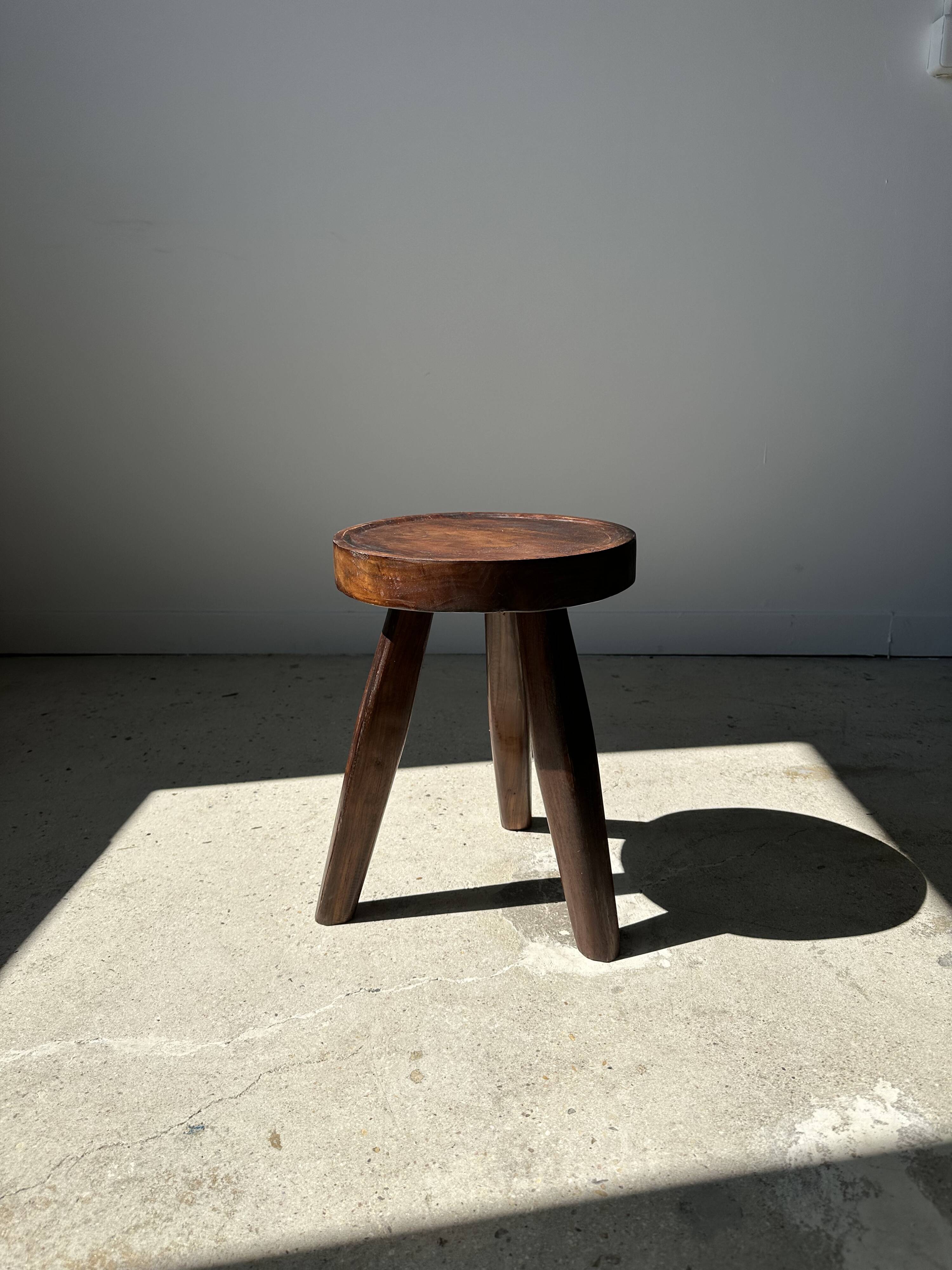 Tripod stool in upcycled teak high hollow - Small tripod stool in solid brown wood seat circ